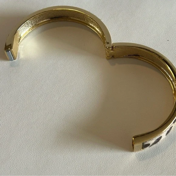 80’s VINTAGE Leopard Print & Gold Metal Cow Hide
Bangle Clamper Bracelet. - Picture 4 of 7